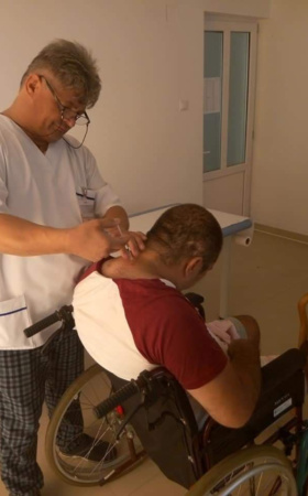 Scene horror cu doctorul Secureanu care s-a pozat în timp ce-i înfigea unui pacient o seringă-n gât, fără mănuși, halat sau masca de protecție