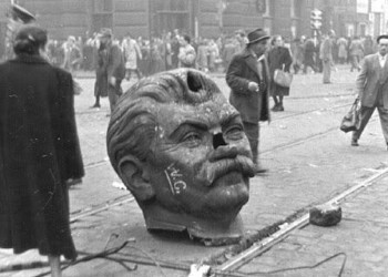 5 noiembrie 1956. Securitatea înăbușă prin teroare manifestația studenților anticomuniști de solidarizare cu Revoluția din Ungaria, ocupând Piața Universității. Ceaușescu, implicat în represiune