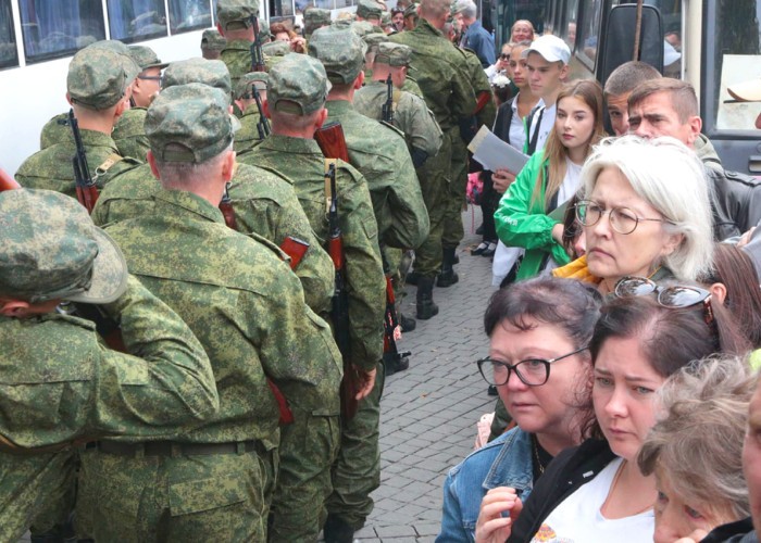 Armata de mobilizați a Rusiei, un „trib în treninguri și papuci de cauciuc”...