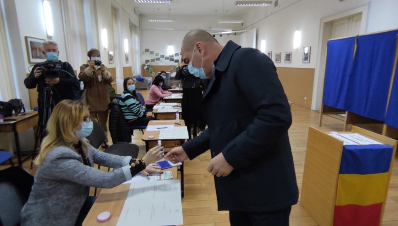 VIDEO. „Superstarul” PNL Ilie Bolojan, campionul administrației locale de succes, a votat pentru autostrăzi și pentru „dezvoltarea României”