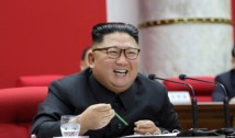 Comuniștii din anturajul lui Kim Jong-un joacă golf încălțați în adidași Nike, deși sancțiunile ONU ar trebui să facă imposibilă ajungerea acestor produse în Coreea de Nord. Asta în timp ce oamenilor de rând le e interzis să poarte blugi sau haine cu imprimeuri ”străine”
