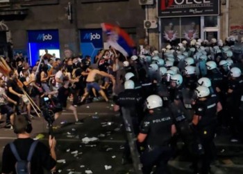 VIDEO Noi proteste uriașe la Belgrad. Ciocniri dure între manifestanți și forțele de ordine care apără regimul Vucic. Liderul Serbiei refuză organizarea de anticipate, acuzând un complot străin. Protestatarii amenință cu radicalizarea și adoptarea unei atitudini adecvate răspunsului violent oferit de autorități
