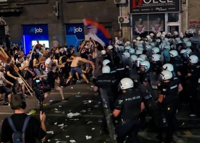 VIDEO Noi proteste uriașe la Belgrad. Ciocniri dure între manifestanți și forțele de ordine care apără regimul Vucic. Liderul Serbiei refuză organizarea de anticipate, acuzând un complot străin. Protestatarii amenință cu radicalizarea și adoptarea unei atitudini adecvate răspunsului violent oferit de autorități