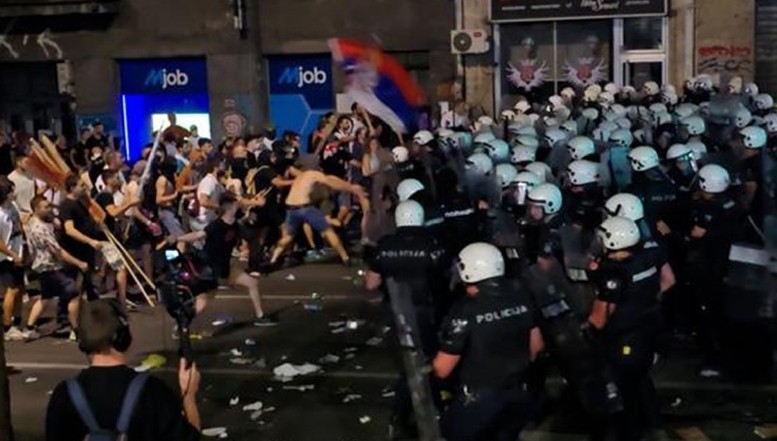 VIDEO Noi proteste uriașe la Belgrad. Ciocniri dure între manifestanți și forțele de ordine care apără regimul Vucic. Liderul Serbiei refuză organizarea de anticipate, acuzând un complot străin. Protestatarii amenință cu radicalizarea și adoptarea unei atitudini adecvate răspunsului violent oferit de autorități