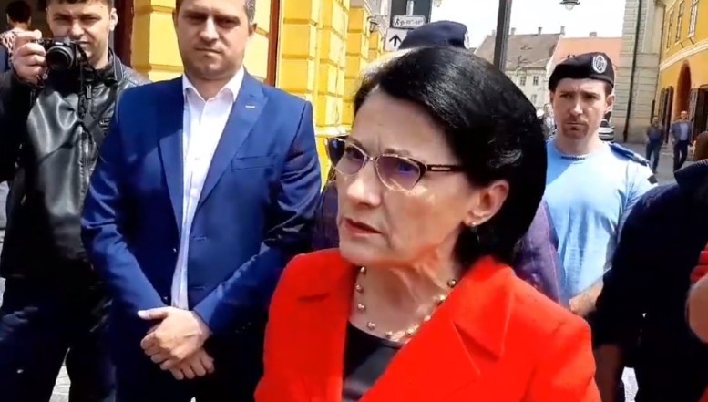 VIDEO Ecaterina Andronescu, încolțită de protestatari la Sibiu: "Cum a fost posibil ca un copil de 3 ani să moară în rahat?!"