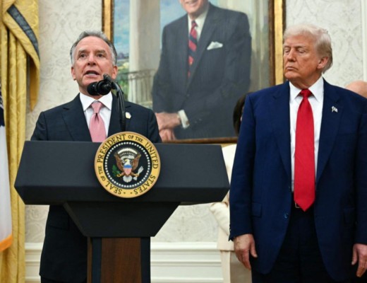 VIDEO Familia Trump și cea a lui Steve Witkoff, acuzate de fapte grave de corupție. Sute de milioane de dolari au intrat în conturile celor două familii după ce Casa Albă a aprobat o tranzacție fără precedent, vulnerabilizând securitatea SUA: vânzarea de cipuri AI către Emiratele Arabe Unite