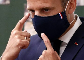 VIDEO Stupoare în Franța: președintele Emmanuel Macron și-a scos masca și a tușit în fața unor tineri! În trecut a folosit pretextul sufocării pentru a nu purta mască 