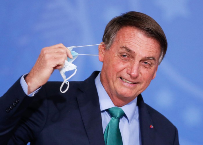 Președintele brazilian Jair Bolsonaro și colaboratorii săi ar putea fi acuzați de crime împotriva umanității pentru modul iresponsabil în care au gestionat pandemia de COVID-19. Brazilia a pierdut 600.000 de cetățeni diagnosticați cu noul coronavirus