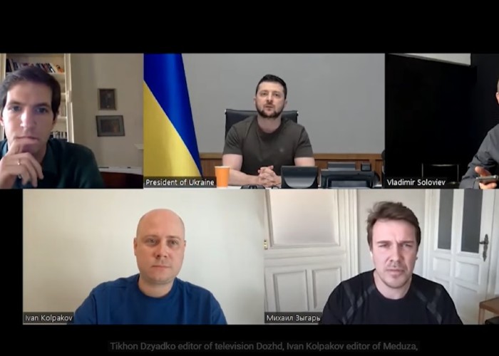 VIDEO. Președintele Zelenski dezvăluie într-un interviu pentru presa rusă că oligarhii lui Putin au oferit bani Kievului, inclusiv pentru armata Ucrainei. Miliardarii rușii vor oprirea războiului pentru că sancțiunile i-au sărăcit / Interviul a fost însă interzis în Rusia