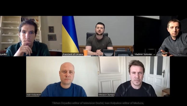 VIDEO. Președintele Zelenski dezvăluie într-un interviu pentru presa rusă că oligarhii lui Putin au oferit bani Kievului, inclusiv pentru armata Ucrainei. Miliardarii rușii vor oprirea războiului pentru că sancțiunile i-au sărăcit / Interviul a fost însă interzis în Rusia