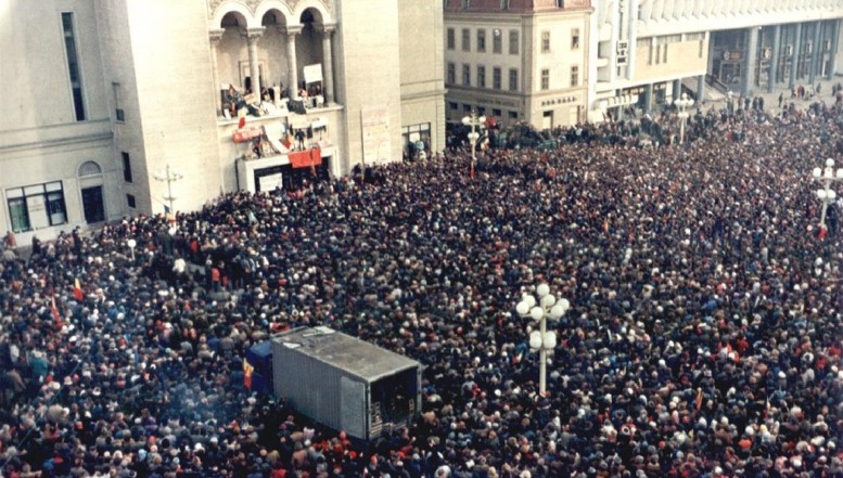 CRONICA unei REVOLUȚII FURATE (Ep. 7). 20 Decembrie 1989. Timișoara, primul oraș liber al României! ”Tatăl nostru” rostit din 100.000 de piepturi. Ceaușescu apare la TVR și îi insultă pe revoluționarii timișoreni