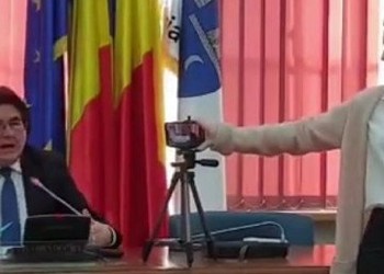 VIDEO Primarul Robu și-a bătut joc de o angajată, folosind-o pe post de suport de trepied pentru telefon
