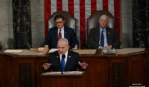 Netanyahu, ovaționat în Congresul SUA în timpul discursului pe care l-a susținut. Premierul israelian pledează pentru consolidarea unei alianțe de securitate în Orientul Mijlociu: "Dușmanii noștri sunt dușmanii voștri, lupta noastră este lupta voastră, victoriile noastre vor fi victoriile voastre!"