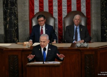 Netanyahu, ovaționat în Congresul SUA în timpul discursului pe care l-a susținut. Premierul israelian pledează pentru consolidarea unei alianțe de securitate în Orientul Mijlociu: "Dușmanii noștri sunt dușmanii voștri, lupta noastră este lupta voastră, victoriile noastre vor fi victoriile voastre!"