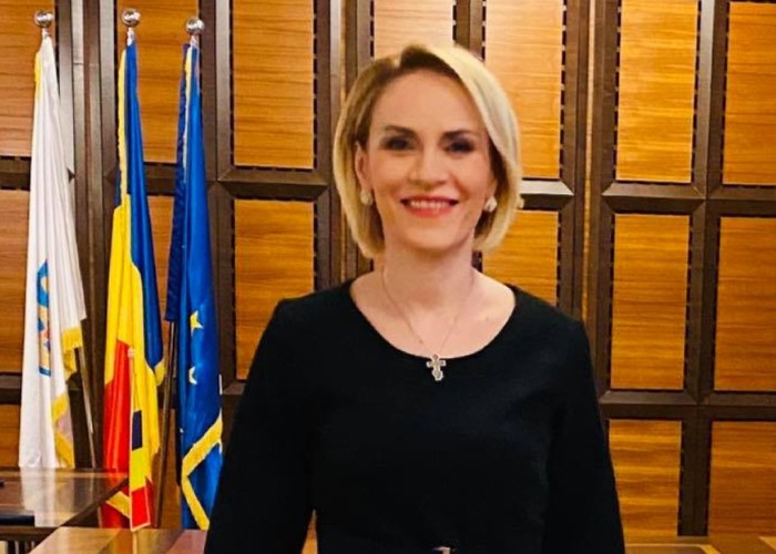 EXCLUSIV Analiză grafică: Firea și-a photoshopat poza din biroul de la PMB. Politiciana fake o comite din nou pe modelul "Gabriela, fă-te că lucrezi!"