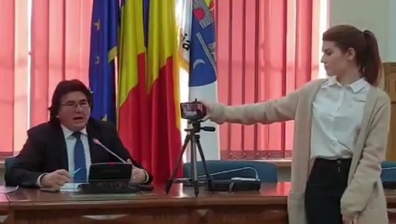 VIDEO Primarul Robu și-a bătut joc de o angajată, folosind-o pe post de suport de trepied pentru telefon