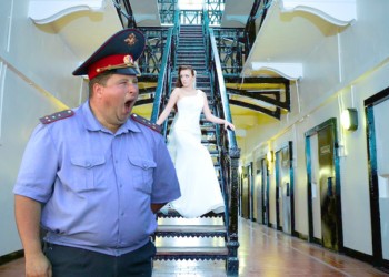 De la nuntă, direct la pușcărie! Nuntașii din Crimeea au primit arest și amenzi usturătoare pentru că au dansat pe muzică ucraineană!