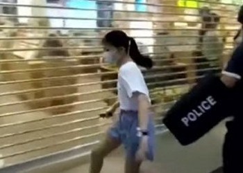 VIDEO. „Viața” în comunism. Copilă de 12 ani, trântită la pământ, agresată și arestată la Hong Kong