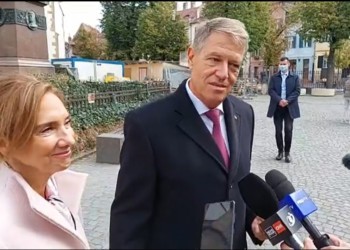 VIDEO. Klaus Iohannis și soția, încolțiți de protestatari la Sibiu! „Jó napot kívánok, PSD!", i-a strigat o doamnă