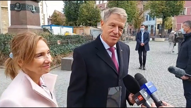 VIDEO. Klaus Iohannis și soția, încolțiți de protestatari la Sibiu! „Jó napot kívánok, PSD!", i-a strigat o doamnă