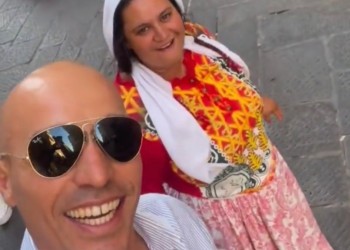 VIDEO. Italia scandalizată de mesajul electoral al unui politician care batjocorește o cerșetoare de etnie romă și promite s-o alunge din Florența după alegerile din septembrie / Alessio Di Giulio filmându-se alături de femeie: „Votează-mă și n-o s-o mai vezi niciodată!”