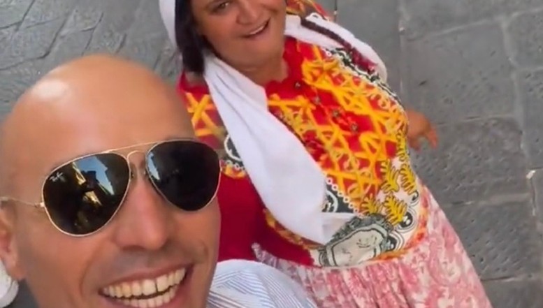 VIDEO. Italia scandalizată de mesajul electoral al unui politician care batjocorește o cerșetoare de etnie romă și promite s-o alunge din Florența după alegerile din septembrie / Alessio Di Giulio filmându-se alături de femeie: „Votează-mă și n-o s-o mai vezi niciodată!”