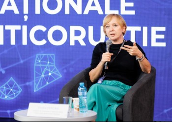 Emilia Șercan îndeamnă presa să fie la fel de intransigentă ca în cazul lui Moșteanu cu toate fraudele academice comise de politicieni aflați încă în funcții. „Digi24 a fost vârf de lance. Bravo, frumos! Însă în 2022, când am scris despre plagiatul lui Ciucă, la Digi se dădeau mesaje interne ca să nu apară nimic public”