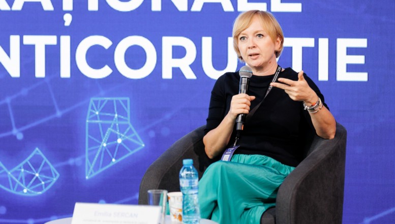 Emilia Șercan îndeamnă presa să fie la fel de intransigentă ca în cazul lui Moșteanu cu toate fraudele academice comise de politicieni aflați încă în funcții. „Digi24 a fost vârf de lance. Bravo, frumos! Însă în 2022, când am scris despre plagiatul lui Ciucă, la Digi se dădeau mesaje interne ca să nu apară nimic public”