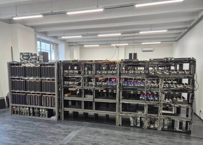 Europol: În Letonia a fost destructurată o rețea de crimă organizată care deținea o fermă de boți capabilă de genereze în jur de 50 de milioane de conturi false