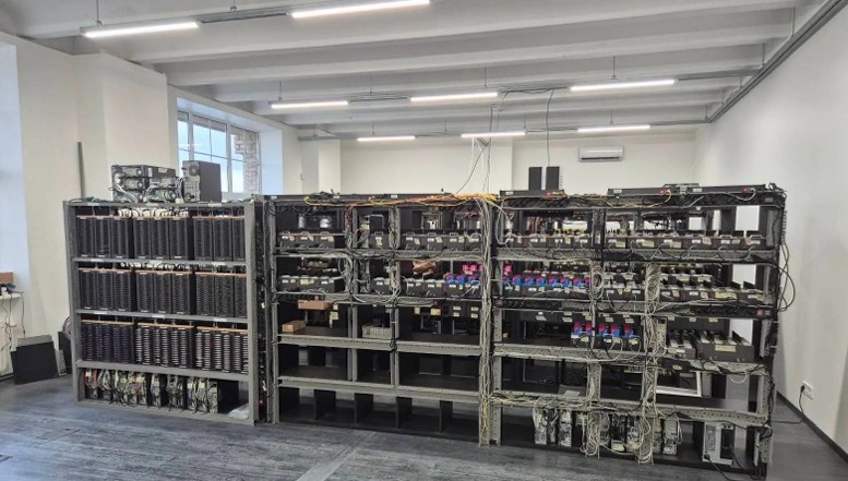 Europol: În Letonia a fost destructurată o rețea de crimă organizată care deținea o fermă de boți capabilă de genereze în jur de 50 de milioane de conturi false