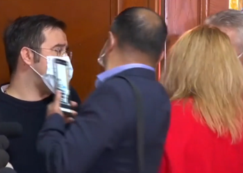 VIDEO Diana Soșoacă și soțul, balamuc cu îmbrânceli în Parlament. O senatoare de la PNL i-a interzis urlătoarei să intre fără mască în sala de ședință