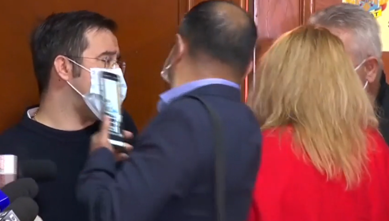 VIDEO Diana Soșoacă și soțul, balamuc cu îmbrânceli în Parlament. O senatoare de la PNL i-a interzis urlătoarei să intre fără mască în sala de ședință