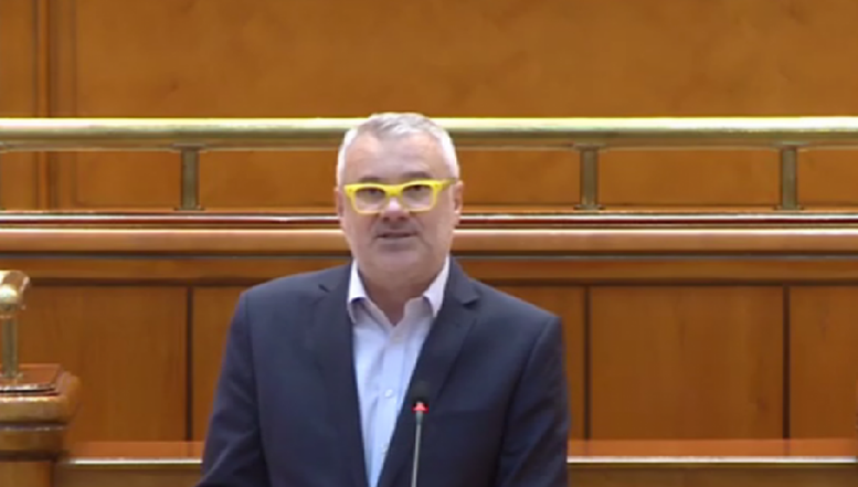 Hipstereala liberalului cu ochelari galbeni, taxată dur de votanți: „Exact asta așteaptă românii care au stat 8-9-10 ore la rând să îi voteze: să facă miștouri în Parlament”