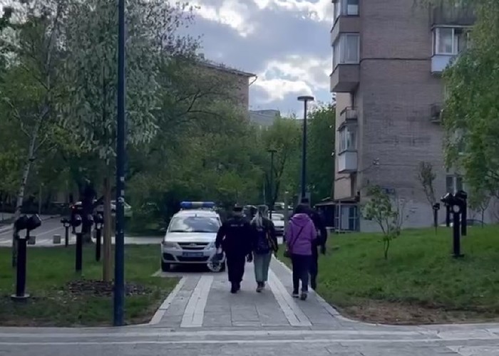 Rusisme: Poliția din Moscova a reținut o fată chiar în fața monumentului lui Lesya Ukrainka, în timp ce voia să depună flori în memoria celor uciși în bombardamentul rusesc asupra unei clădiri rezidențiale din Uman