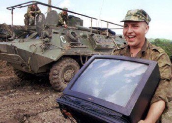 Conversații telefonice interceptate: Soldații ruși jefuiesc sistematic civilii ucraineni, fiind încurajați de rude și prieteni. "Vezi poate au aspiratoare robotizate" / "Camarazii mei mi-au adus un cort triplu"