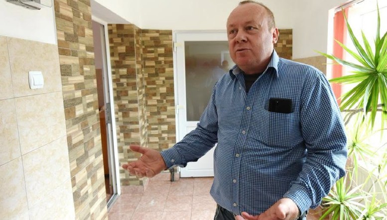 Viorel Pașca le solicită public autorităților să le permită bolnavilor cu adresa din buletin la Dumbrava să se întoarcă acolo unde locuiesc de fapt. Bihoreanul anunță că dorește ca unele din casele sale să obțină autorizațiile necesare de funcționare pentru a intra în legalitate