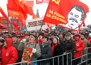 Navalnîi scindează Partidul Comunist din Rusia: facțiunea ”leninistă” îl susține frenetic, cea ”stalinistă” e îndrăgostită de Putin. Tinerii comuniști, atrași de discursul opozantului