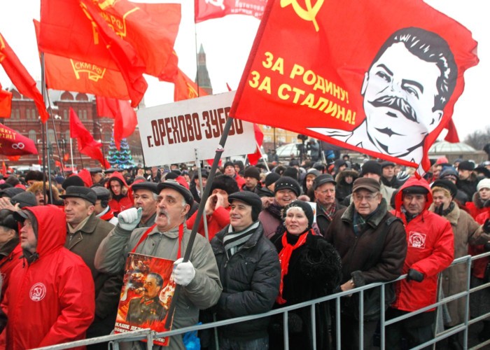 Navalnîi scindează Partidul Comunist din Rusia: facțiunea ”leninistă” îl susține frenetic, cea ”stalinistă” e îndrăgostită de Putin. Tinerii comuniști, atrași de discursul opozantului