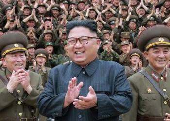 Coreea de Nord lansează rachete de croazieră și pregătește parada militară, dar tocmai a tăiat rațiile ofițerilor. Foametea din țara-lagăr