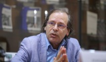 EXCLUSIV. Înainte de ‘89, Alexandru Florian era propagandist PCR și lingușitor al lui Ceaușescu. Promova cultul personalităților comuniste care au săvârșit crime în masă și crime împotriva umanității. E fiu de ideolog sovietic venit călare pe tancuri rusești. A. Florian e tătucul liberticidei Legi Vexler / Adevăratul lui profil