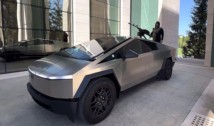 Necaz mare în Cecenia. Tiranul Ramzan Kadîrov îl acuză pe Elon Musk că i-a dezactivat, de la distanță, Cybertruck-ul Tesla, chiar pe linia frontului, fiind nevoit să-l remorcheze. „Ăsta nu este un gest bărbătesc! Cum ai putut să faci asta, Elon?”