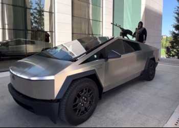 Necaz mare în Cecenia. Tiranul Ramzan Kadîrov îl acuză pe Elon Musk că i-a dezactivat, de la distanță, Cybertruck-ul Tesla, chiar pe linia frontului, fiind nevoit să-l remorcheze. „Ăsta nu este un gest bărbătesc! Cum ai putut să faci asta, Elon?”