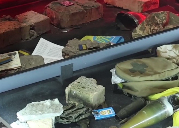 Autoritățile ruse își etalează barbaria: într-un muzeu al războiului din Ucraina, vizitatorii sunt îndemnați să calce peste obiectele personale ale ucrainenilor uciși