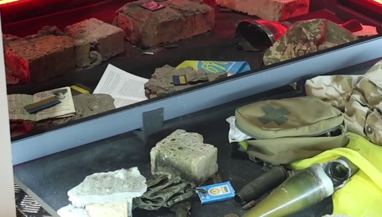 Autoritățile ruse își etalează barbaria: într-un muzeu al războiului din Ucraina, vizitatorii sunt îndemnați să calce peste obiectele personale ale ucrainenilor uciși