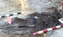 Grupaj FOTO: Misterul sicriului fără schelet din cimitirul lagărului de exterminare Periprava. 55 de morminte ale foștilor deținuți politici au fost identificate de arheologi. Genocidul comunist 
