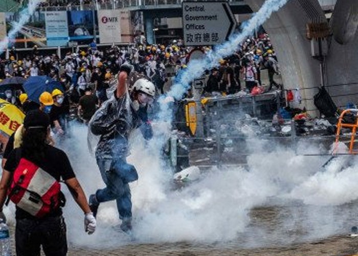 O amânare cât o VICTORIE: amplele proteste din Hong Kong, o PALMĂ usturătoare pentru China comunistă   