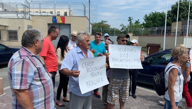 VIDEO. Protest cu pensionari la Rahova pentru eliberarea lui Dragnea: „Liviu Dragnea, te iubim, om ca tine nu găsim!”. Mălin Bot a fost agresat de mai mulți protestatari