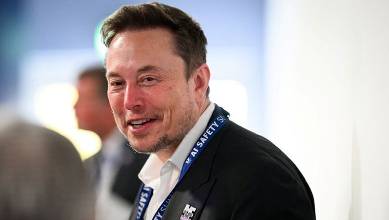 Elon Musk a reevaluat AI-ul. Dacă anterior avertiza că inteligența artificială este mai periculoasă decât arma nucleară, acum menționează că, datorită extinderii ei, va exista o "lume a abundenței", "în care nu mai e nevoie de un loc de muncă"