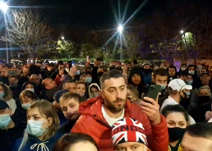 VIDEO LIVE emoționant. Mii de basarabeni din Marea Britanie NU au reușit să voteze fiindcă s-au epuizat buletinele de vot. Oamenii REFUZĂ să plece acasă: ”Vrem să votăm!”