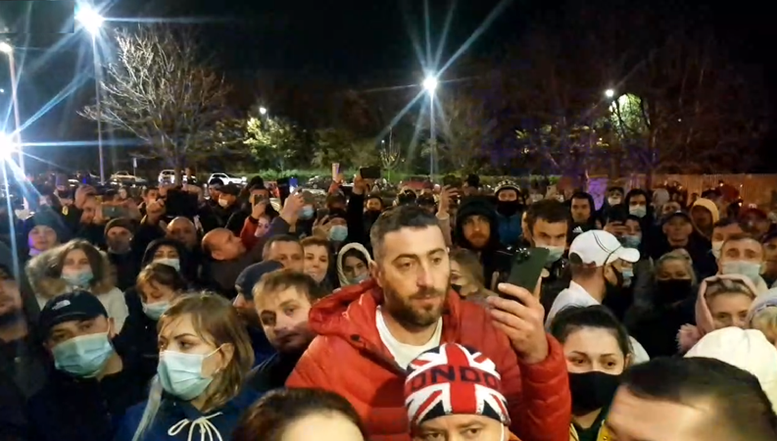 VIDEO LIVE emoționant. Mii de basarabeni din Marea Britanie NU au reușit să voteze fiindcă s-au epuizat buletinele de vot. Oamenii REFUZĂ să plece acasă: ”Vrem să votăm!”